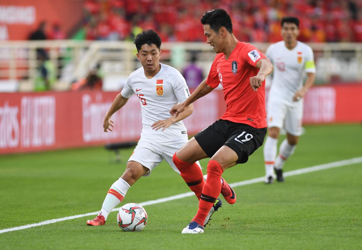 中国队对韩国队的足球赛
