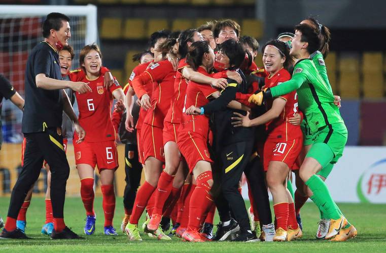 女足亚洲杯决赛用身体挡球
