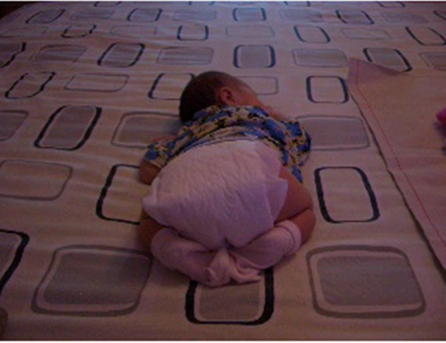 婴儿正确趴着睡姿图片